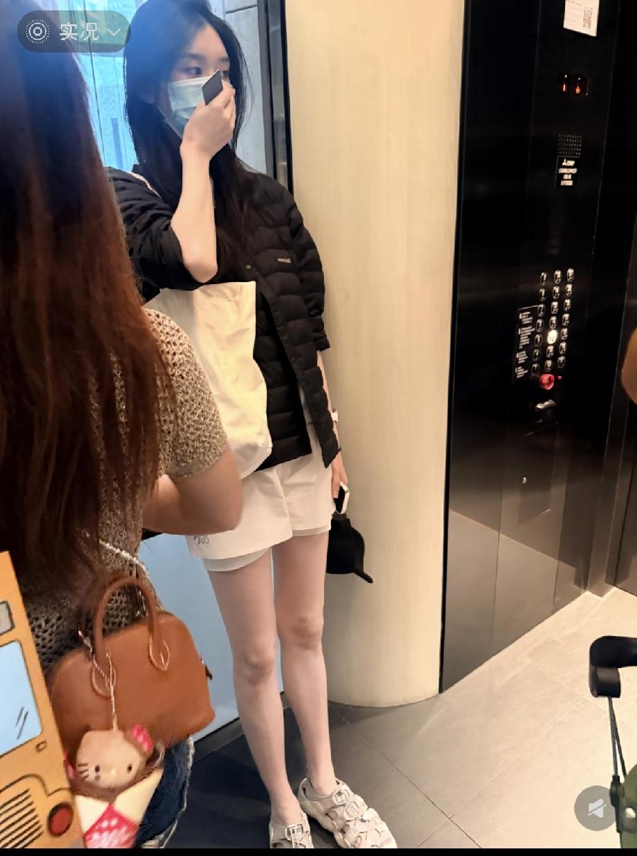 7月26日，奚梦瑶在新加坡酒店被偶遇，她个子好高，往那儿一站就像超模，与普通人有