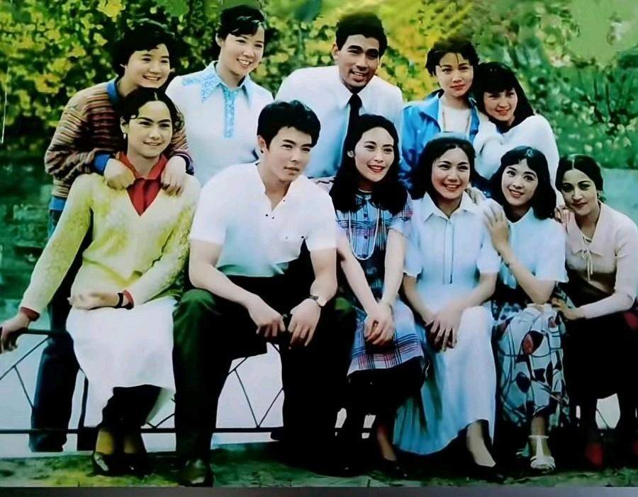 这是1984年，北京郭沫若故居内，张铁林、宋晓英、龚雪、朱时茂、李羚等人留下的一