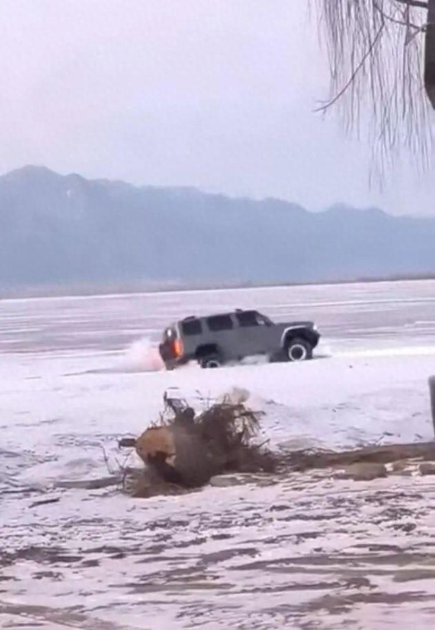 不作死就不会死！河北张家口，一位越野车司机大概是觉得冬天太无聊，想给自己找点刺激