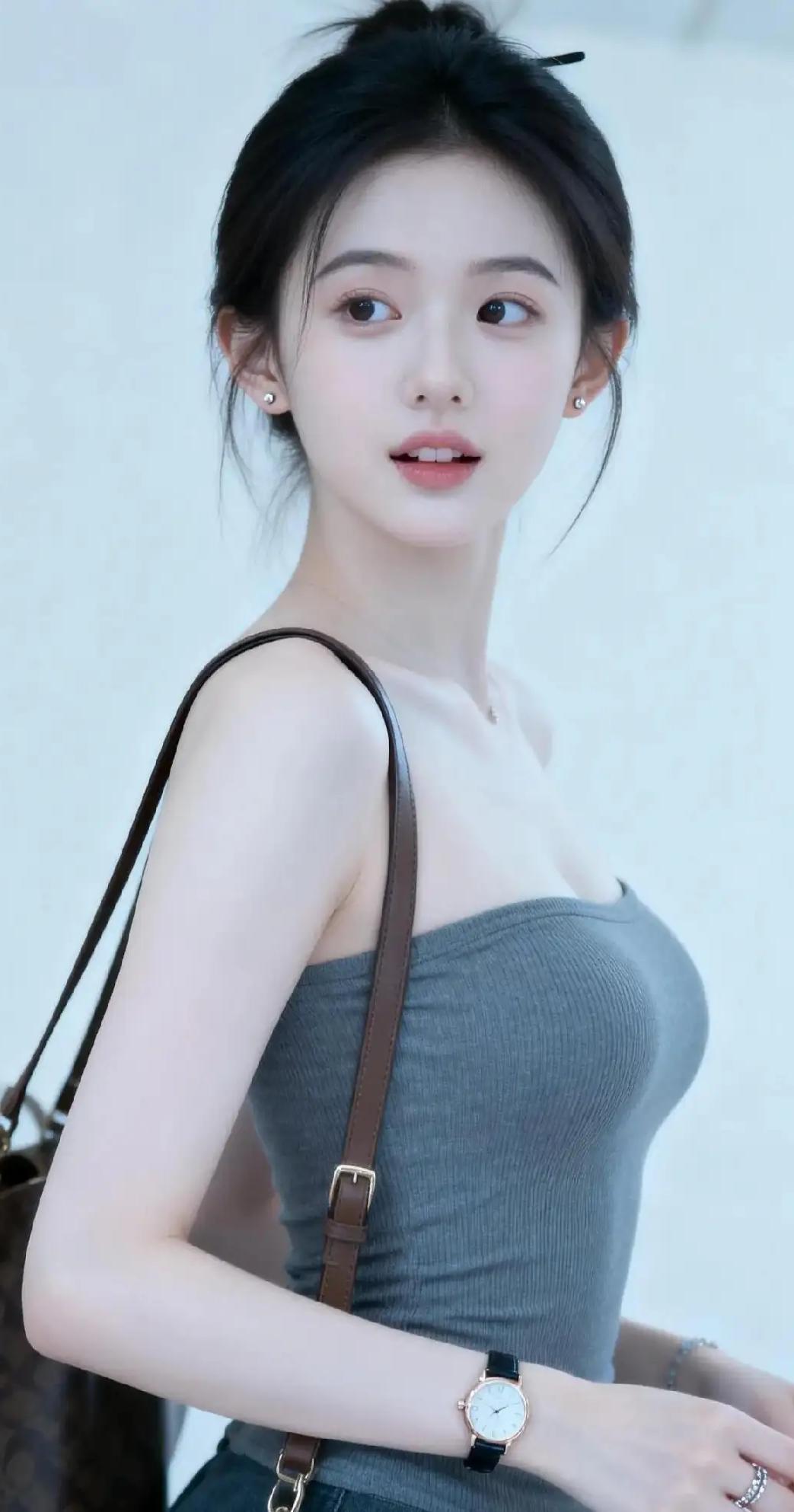 绝美红颜静思量，无奈红尘心自扰。分享女神美图纯欲天花板分享绝美的美女照美
