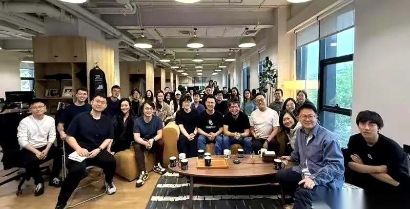 中国顶尖人才成“套利工具”？几十亿打包卖给美国，这波操作太扎心！别再吹什么