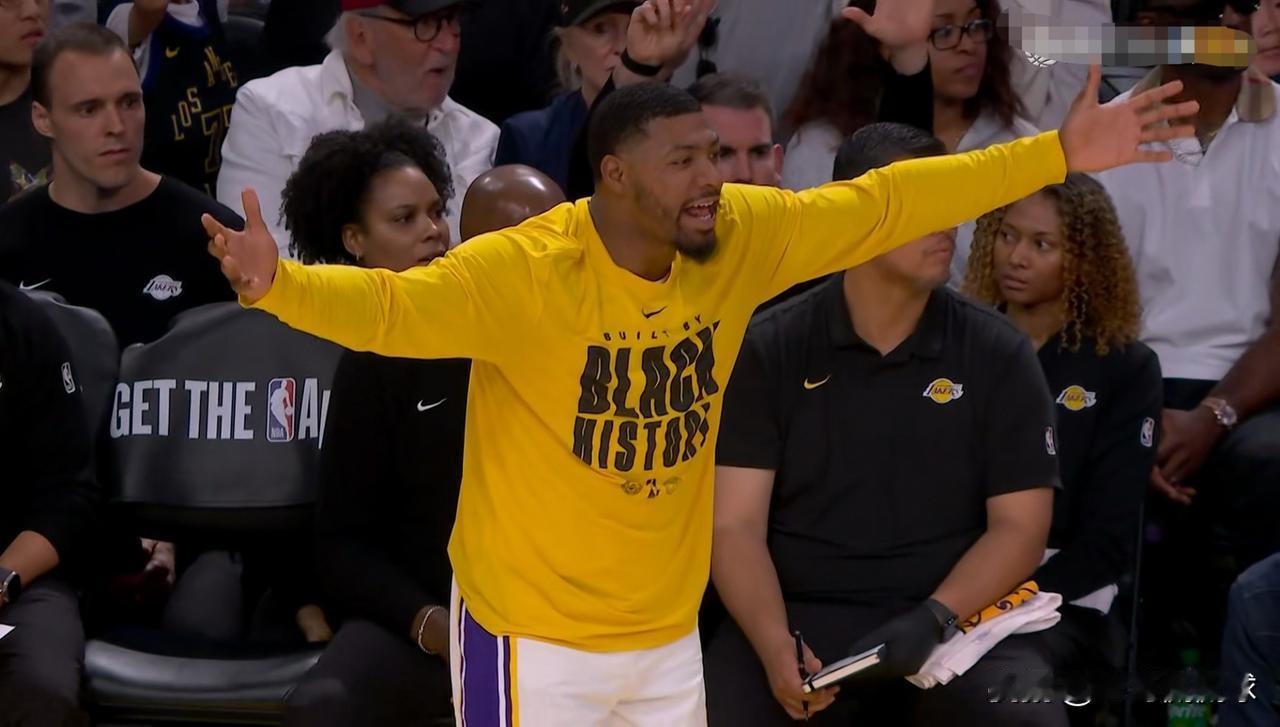 我强烈建议湖人主帅雷迪克弃用斯玛特！在今天湖人主场以89：111惨败于凯尔特人的