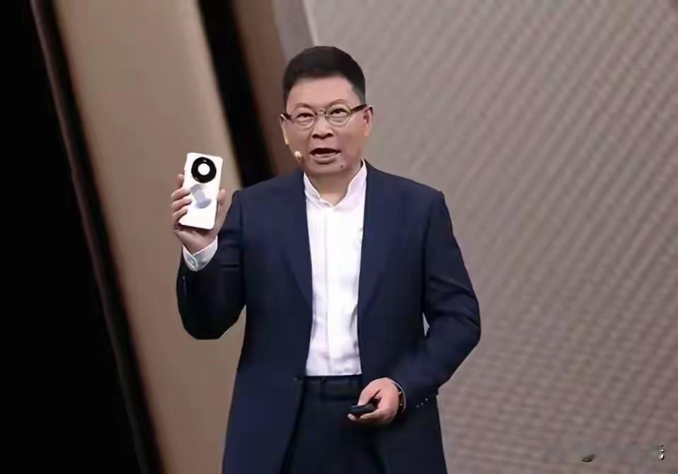 前几天不是全球内存涨价嘛，好多手机品牌和电脑品牌买了一堆的热搜，都在为涨价做预热