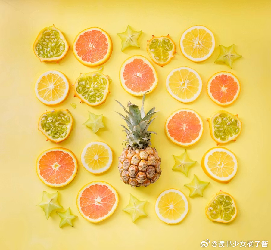 七月的阳光下，让我们走出美术馆，去喝一杯菠萝柠檬茶。-----谷川俊太郎