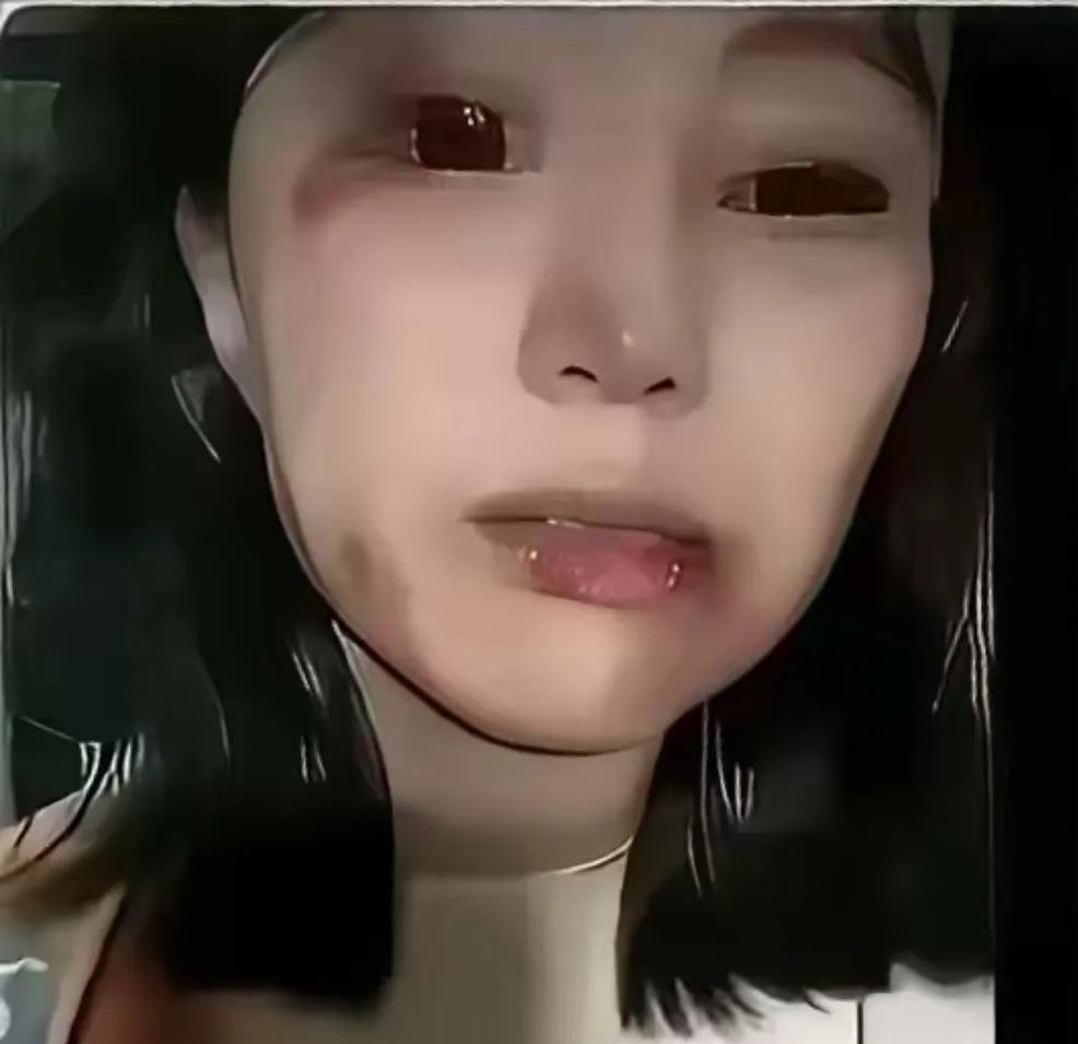 江西一姑娘在菜市场买鱼，指挥摊主把鱼称好，还让他把鱼鳞刮掉，把鱼肚子划开，挂好。