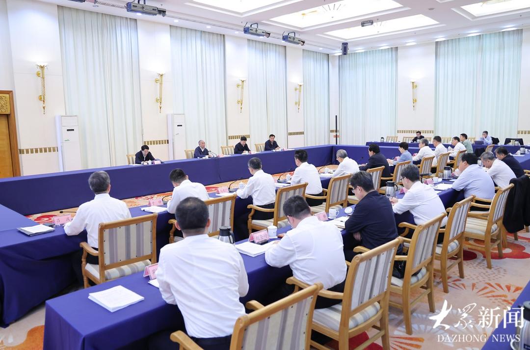 林武在烟台调研并指导市委常委会会议