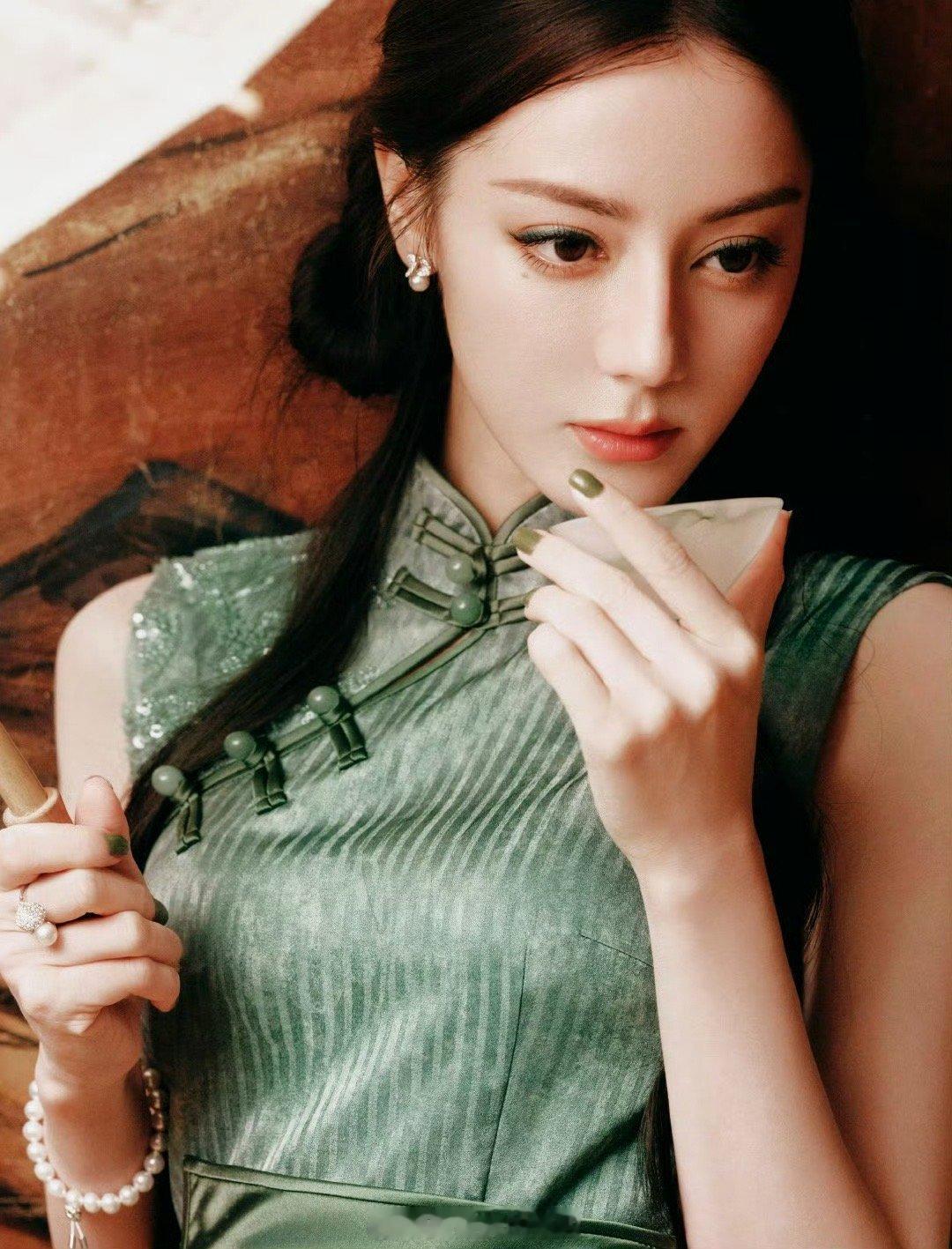 迪丽热巴工作室还不出图睡前等到出图了，下次这样的美貌要早点出图​​​