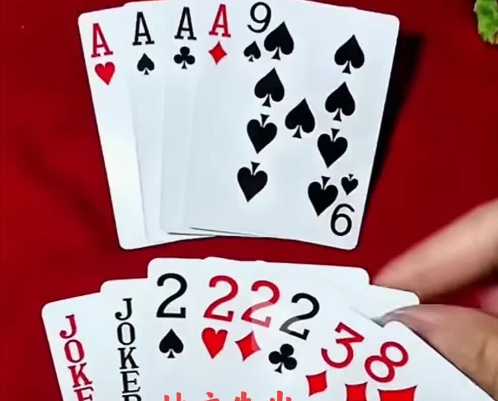 我大伯哥说，别看地主有两手炸，也赢不了，原因是地主有两张单牌拖了后腿。斗