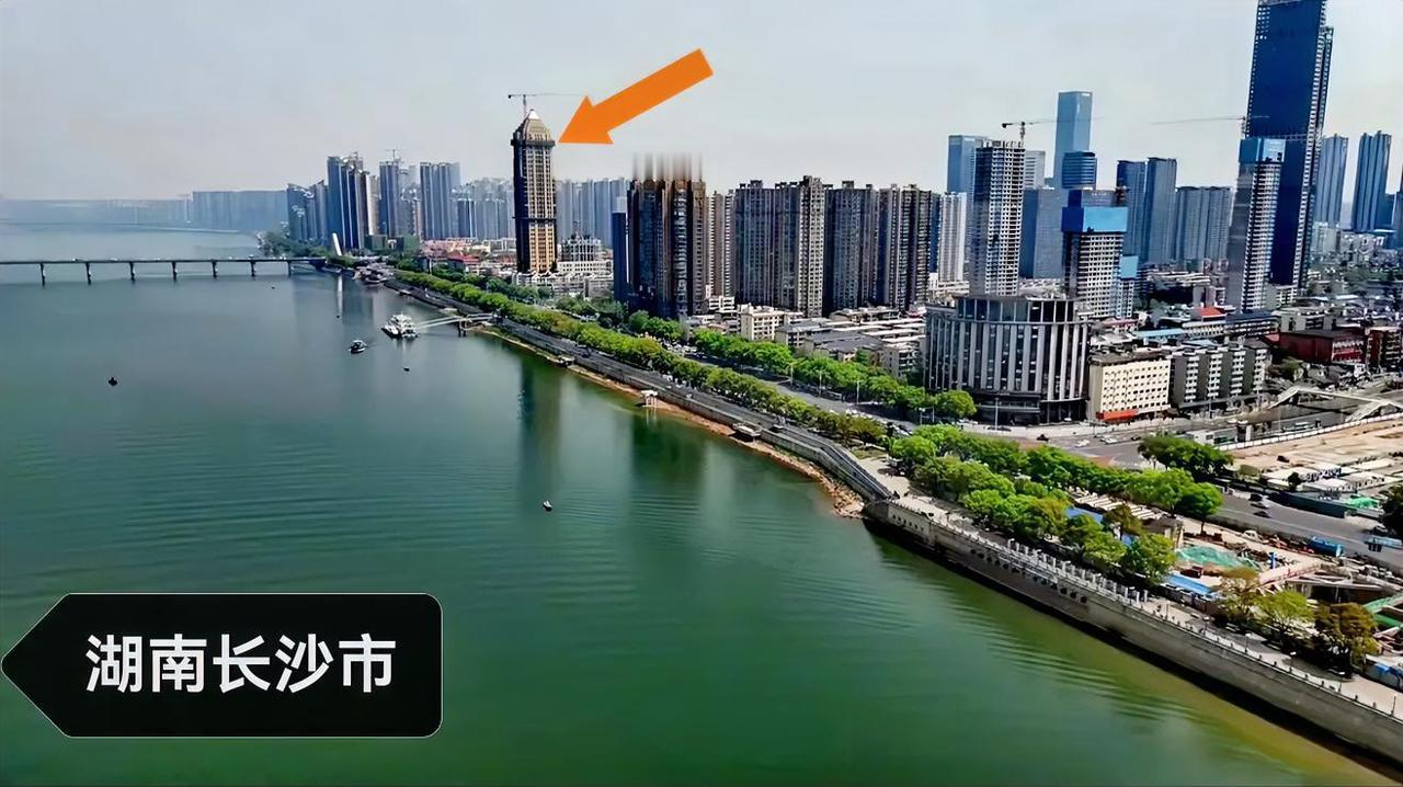 大家有没有注意到长沙湘江边上的一栋奇葩的建筑物，它的楼顶就像一个蘑菇亭，这样的高
