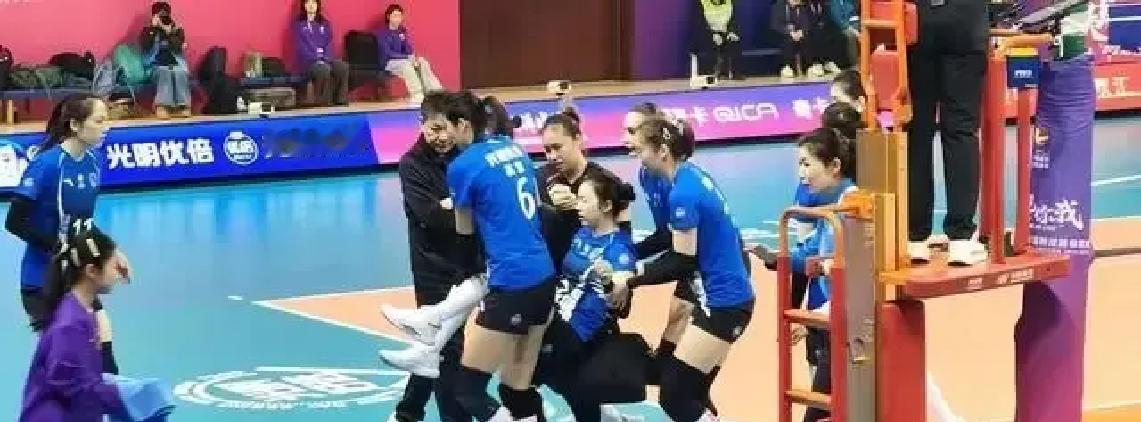 看见替补二传崴脚，蔡斌的第一反应是：“别动。”他不是冷漠，是规则。国际排联