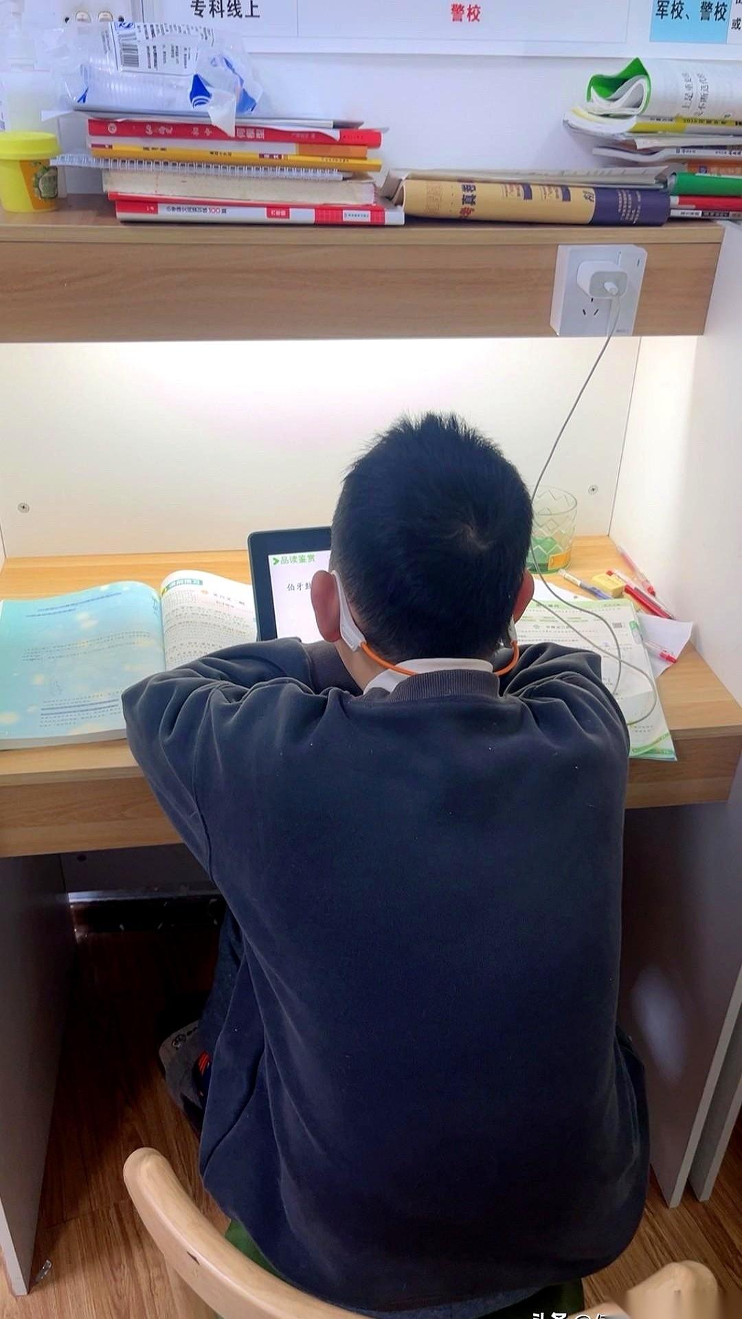 一个带了七届高三的数学老师，跟我说了一句扎心窝子话。他说，我从来没见过哪个普通