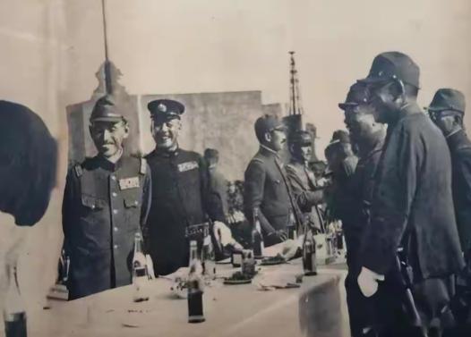 1939年，日军召开宴会，一个军统特工趁机混入其中，他拿出了一包剧毒，悄悄撒进酒