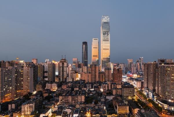 说到房地产，我一直有个判断：现在要稳市场，光靠地方政府已经推不动了，中央必须亲自