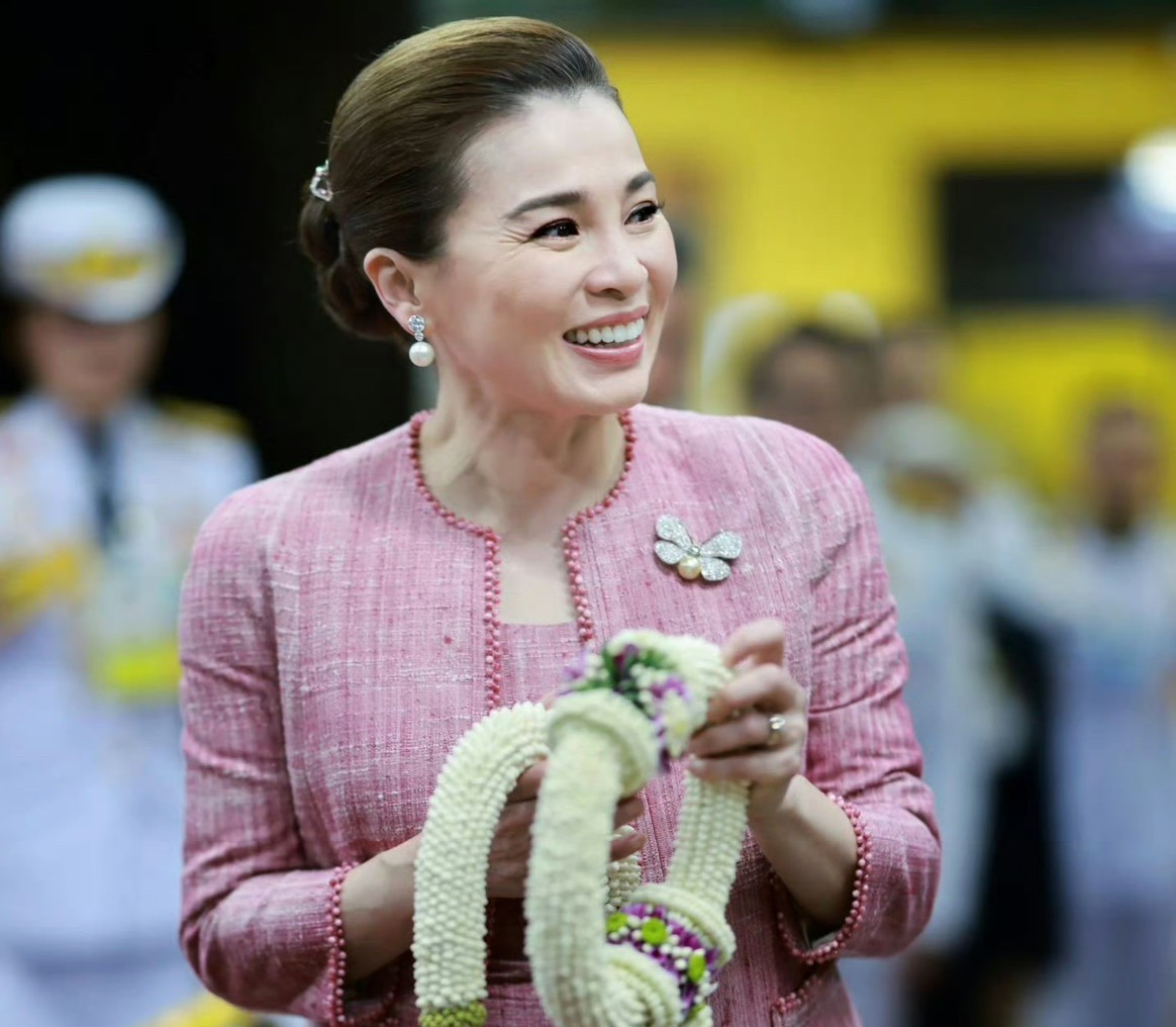 苏提达有皱纹，为了和泰王更像夫妻天呐！苏提达王后看个冰球