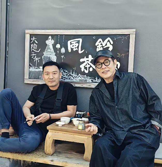 李连杰旁边男的是谁？一定也是位明星吧