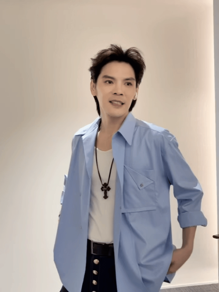 向佐换造型师了向佐在最新的节目里感觉整个人都不一样了，有网友去求证“是不是换造型