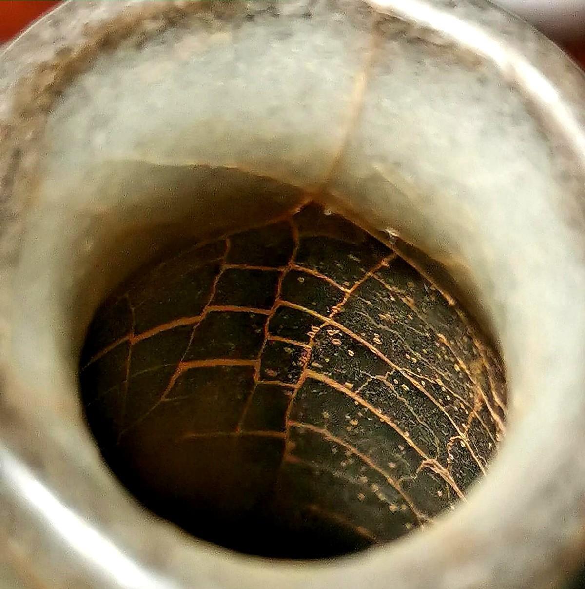 釉环现象主要发生在瓷器的烧制过程中，这是由于瓷器口沿部分的釉料在高温下具有一定的
