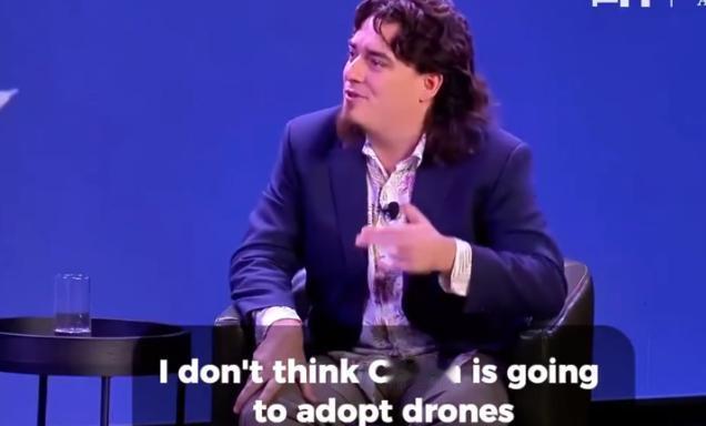 中国不重视无人机作战？美军工巨头安杜里尔CEO：他们只会用男光棍发动人海战术！