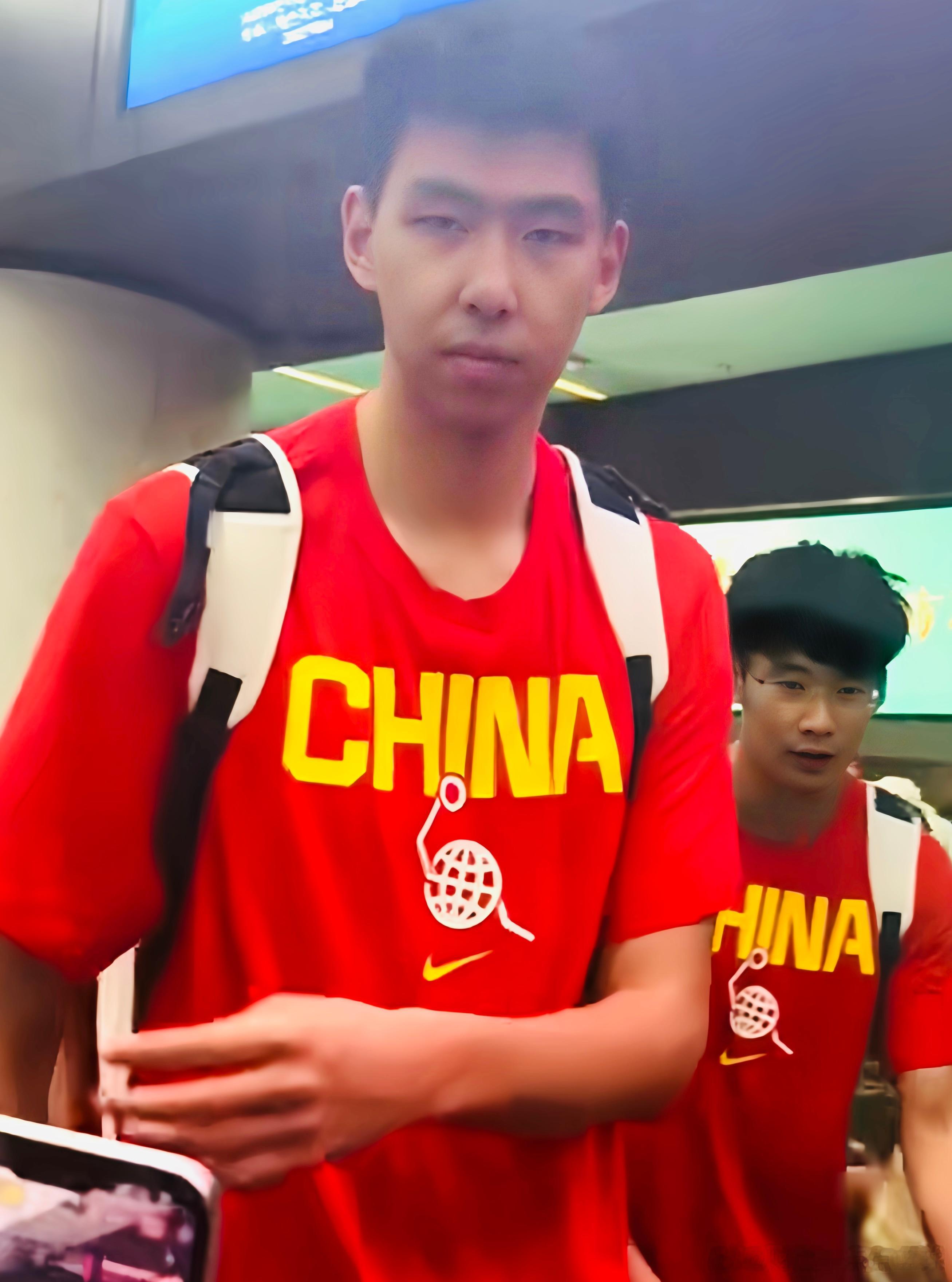 徐昕放弃试训机会，今夏选择留在国家队据直播吧消息，徐昕收到过马刺队的邀请，对方想