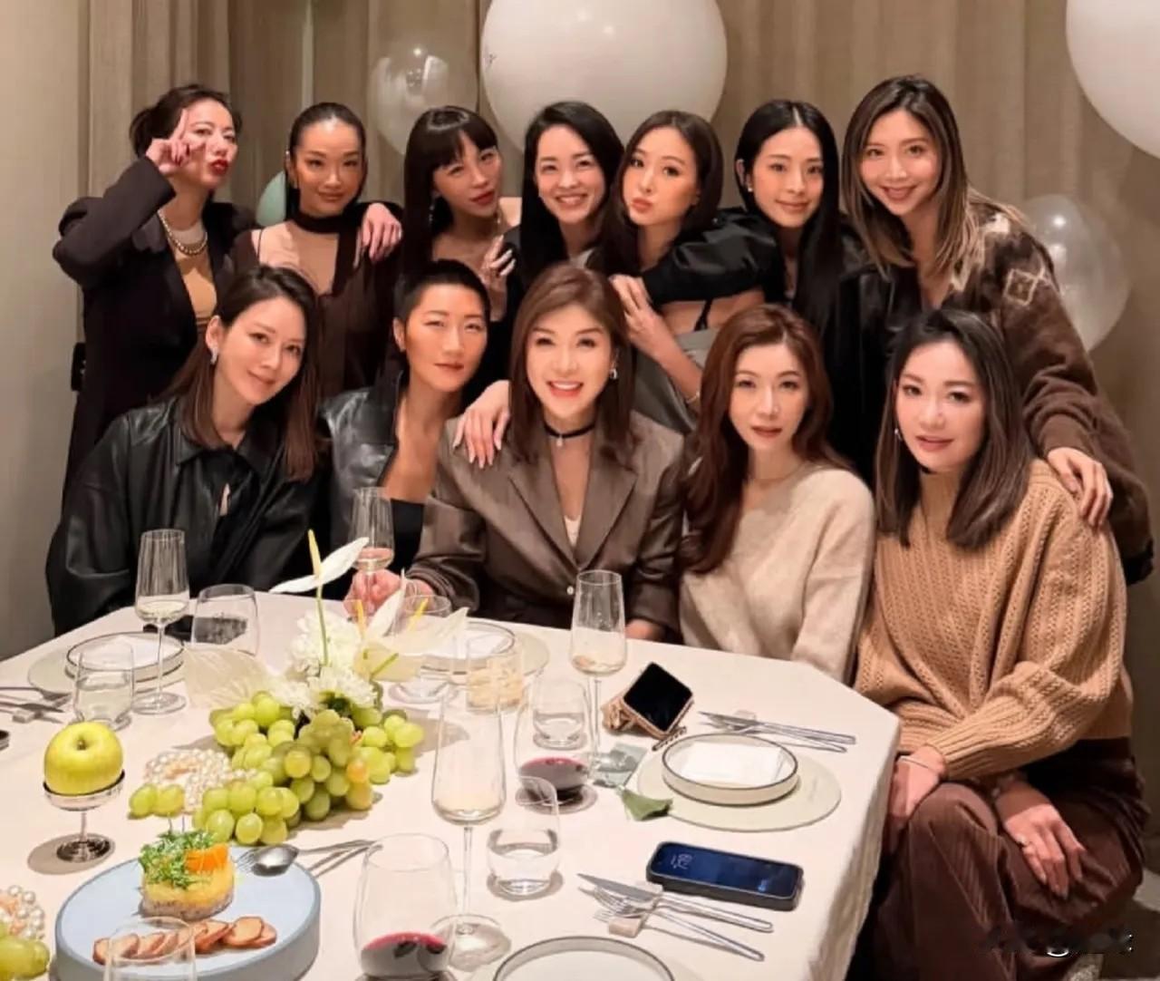 小S是演不下去了，还是变低调了？恩师王伟忠老婆生日，几乎半个娱乐界都到场了。没