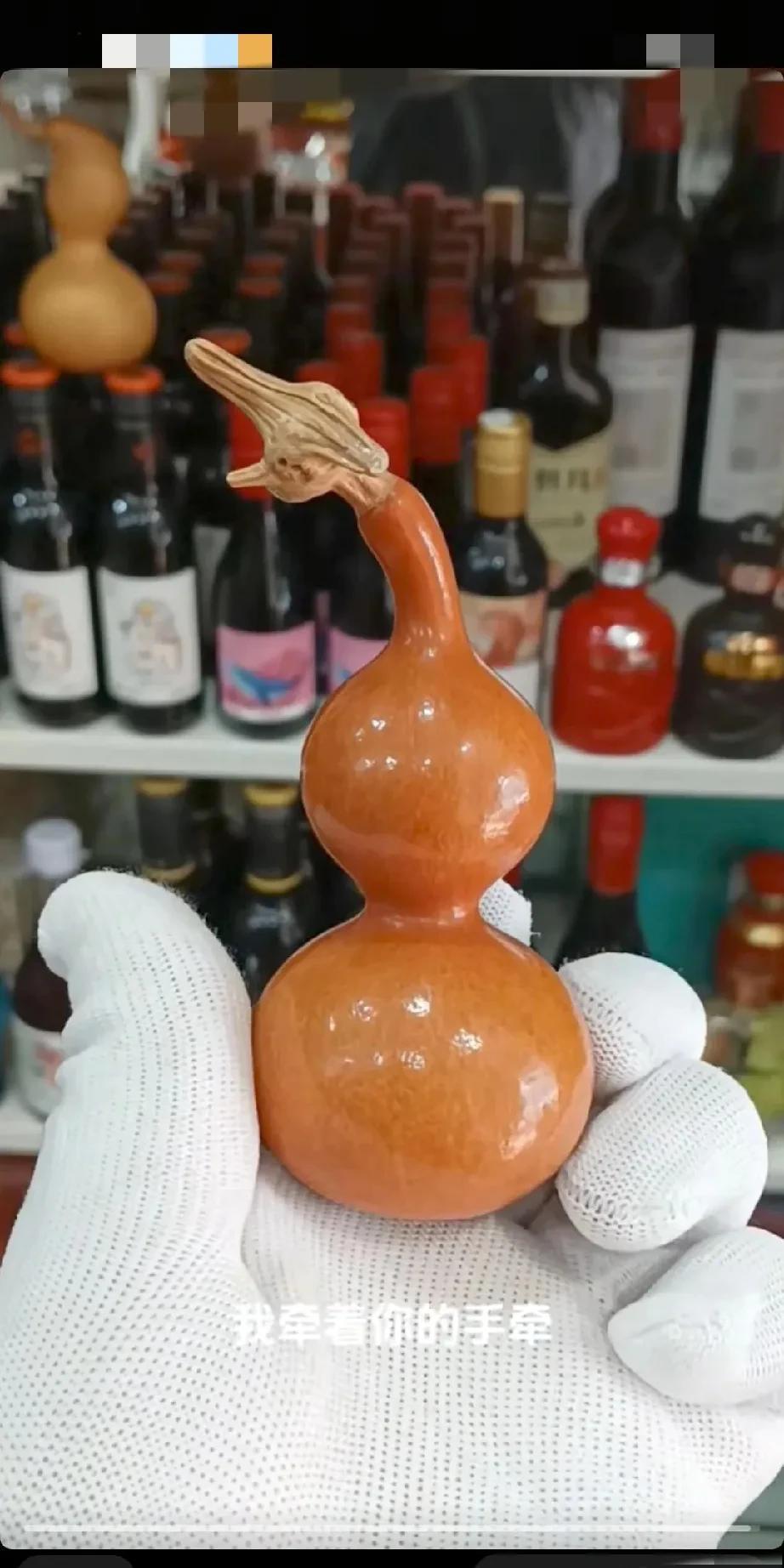 如果想盘了这种包浆红润如玉的效果，新葫芦一定要晒半年左右再上手。九分手盘加一分戴