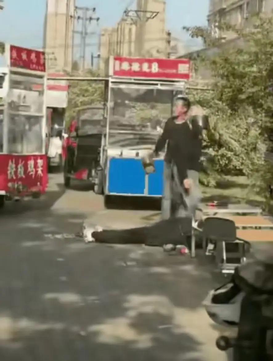女子当众脱下贴身内裤套男子头！羞辱性拉满，成年人的体面到底值多少钱？一个女