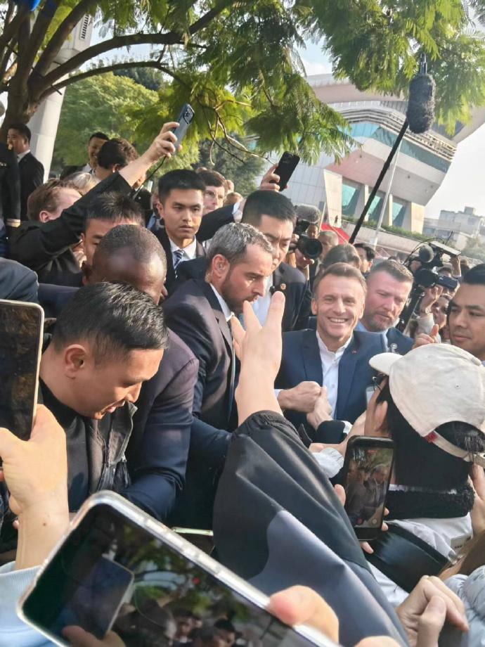 这次马克龙在成都，保镖们十分紧张，可能他们很少经历这种看似混乱实则相当热情且安全