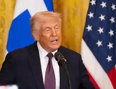 特朗普今天（4月13日）说：“我对所有进口中国汽车征收100%关税。他们正在冲击