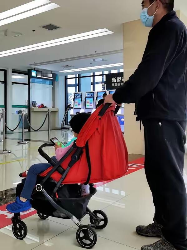 我出生就被送到姑姑家，吃姑姑奶水长大，7岁被亲生父母接走，22年后我终于看清谁最
