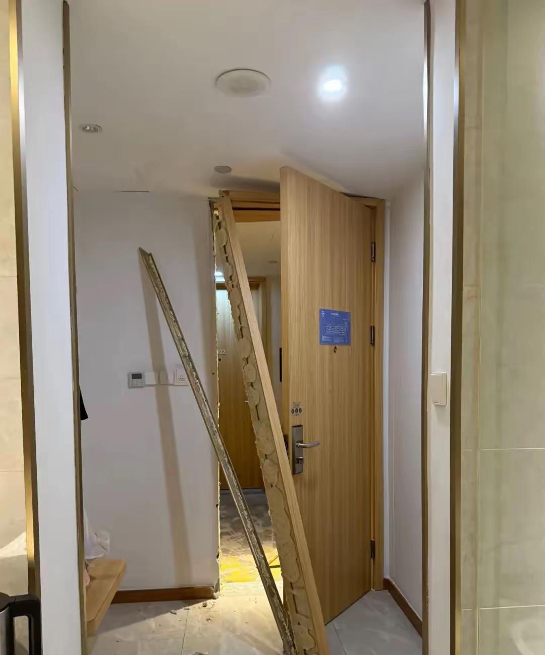 浙江杭州，男子出差住酒店，刚洗完澡还没来得及穿衣服，就听到一陌生男人对着房门狂踹