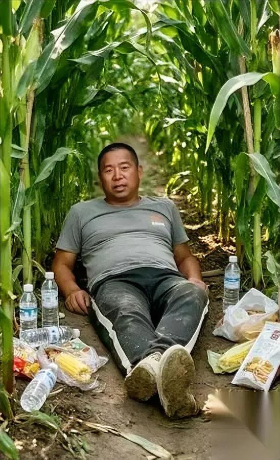西平夏付钢今年51岁把多少中年人看得后背发凉。离婚快十年，子女跟他不