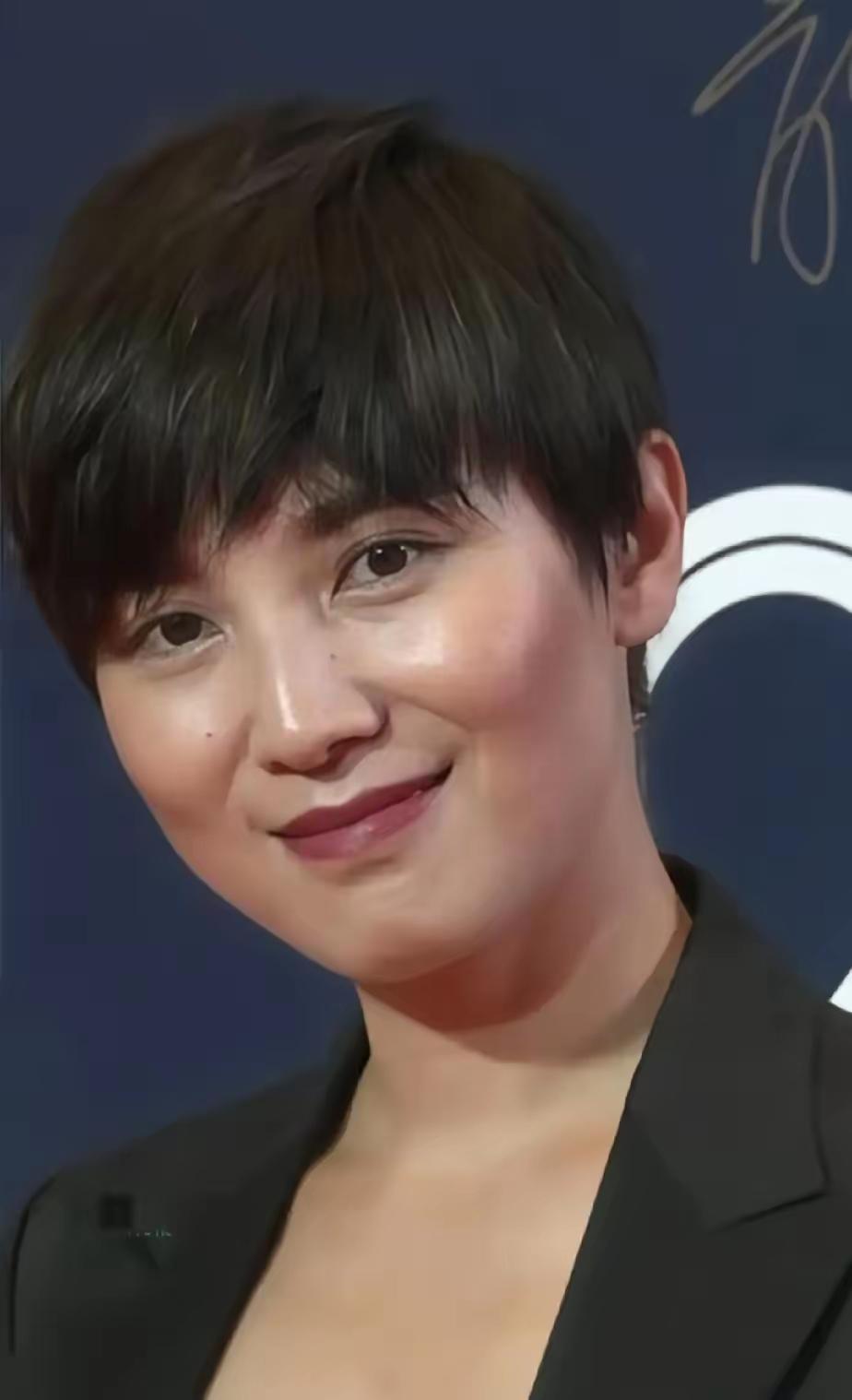 天呐，这还是那个梳着大光明发型、气场十足的宋佳吗？宋佳剪了超短发后，脸看上去大