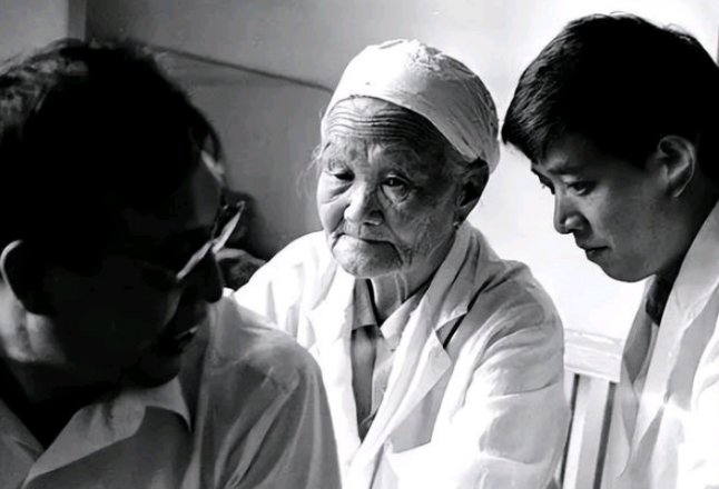 1965年的一天，邓颖超腰部受伤躺在床上无法动弹，找了很多医生都没办法治好，周总