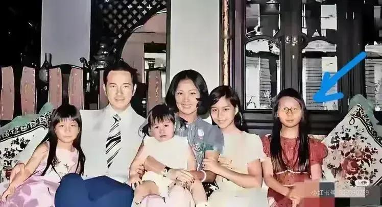 何超琼的同母妹妹何超凤，应该是赌王二房女儿中，过得圆满的一个。小时候的她，乖巧