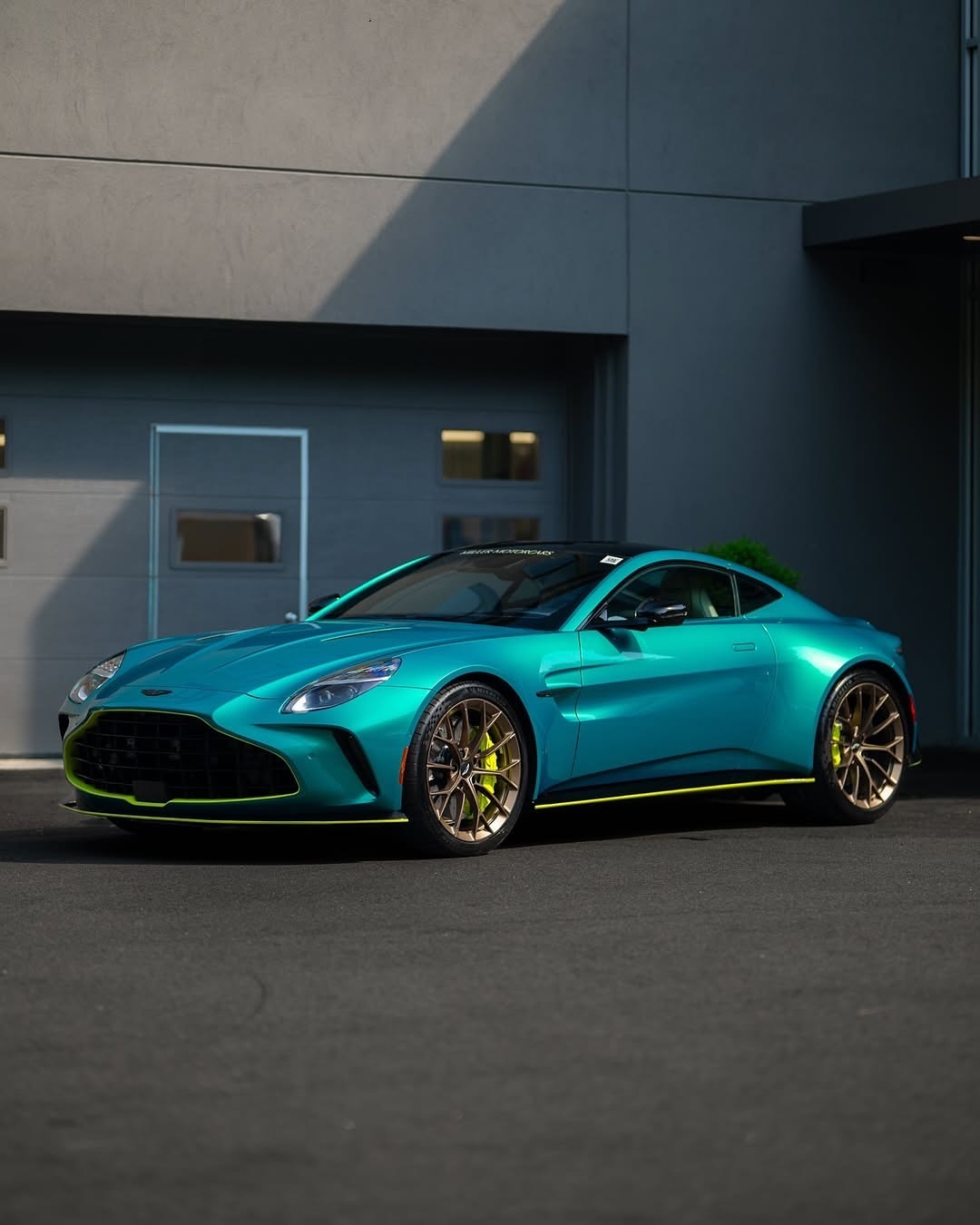 受阿斯顿·马丁赛车涂装灵感启发，这款Vantage选配了PodiumGreen