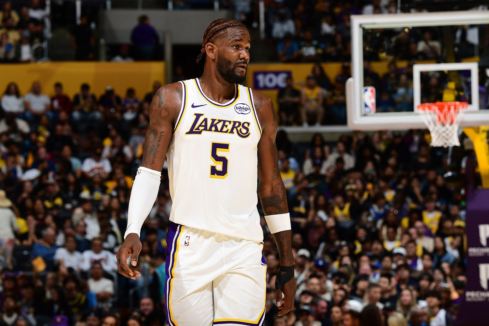 里夫斯下一场比赛如果复出，估计他还会以第6人的身份出战，没有必要去打乱湖人队的首