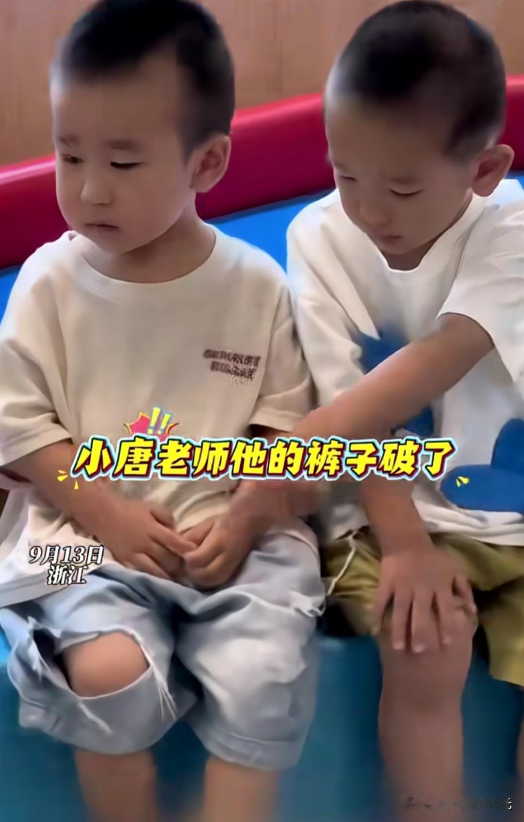 这三个小男孩的聊天在网上火了。幼儿园里小孩子们排排坐，中间这个小孩发现左边小