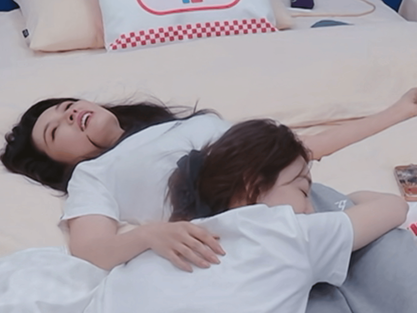 李小冉躺在徐洁儿腿上“你腿酸不酸？”“不酸。”“那再躺会儿～”“好。”啊啊啊啊