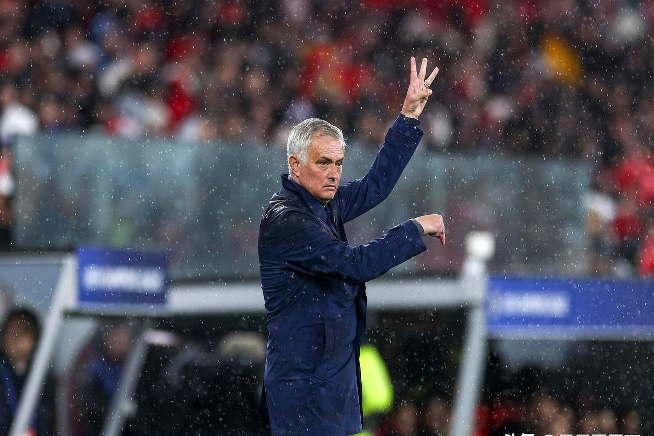 穆里尼奥在包厢里眼睁睁看着，领先优势只维持了2分钟。本菲卡球员刚冲向角旗区