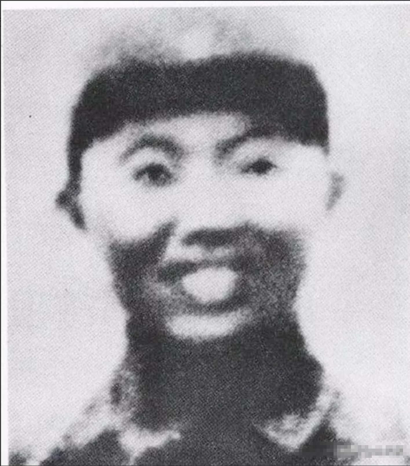 1942年，神枪手王凤麟遭叛徒出卖，这位爆破攻坚战术的创造者，被敌军围堵在了马鞍
