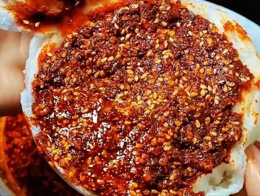 馒头的绝配到底是什么？各地吃货力推这10种，你最爱哪个？1、油泼辣子（六辣子