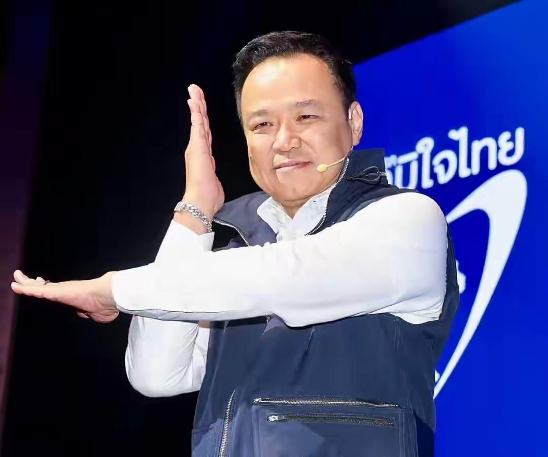 ​面对内忧外患，泰国总理阿努延仍信心满满的，这时候他宣布了参加下一届的总理选举。