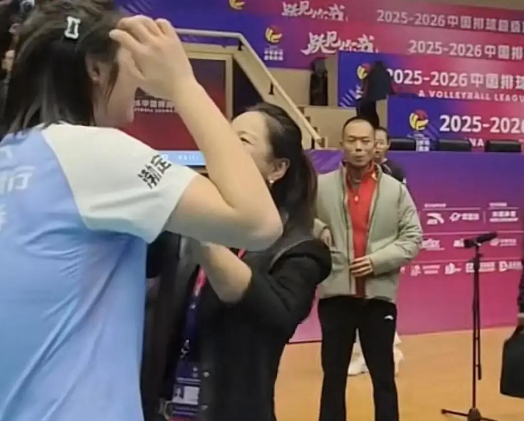 天津女排赢球后，全队冲向看台，把没上场的袁心玥团团抱住。她不是来打球的，是来上班