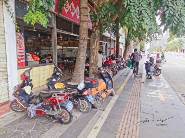 外地游客到海南旅游时，常会疑惑当地传统下午茶为何叫“老爸茶”，这一名称的由来与海