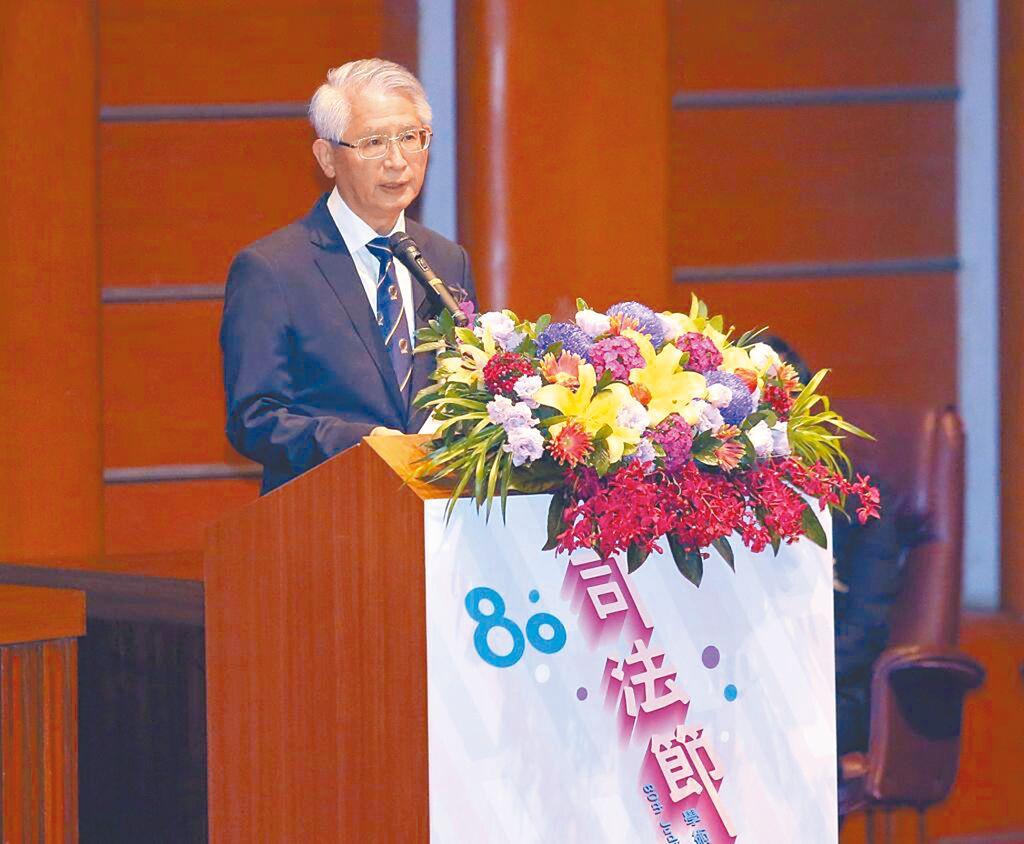 立法院修改了宪法诉讼法，司法院代理院长谢铭洋大法官（见图）对此很不满，于是在裁判