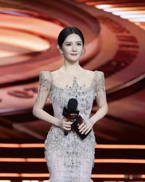 4月20日，谢娜发文祝贺张杰鸟巢演唱会刷新两项世界纪录。张杰24天连唱16场，成