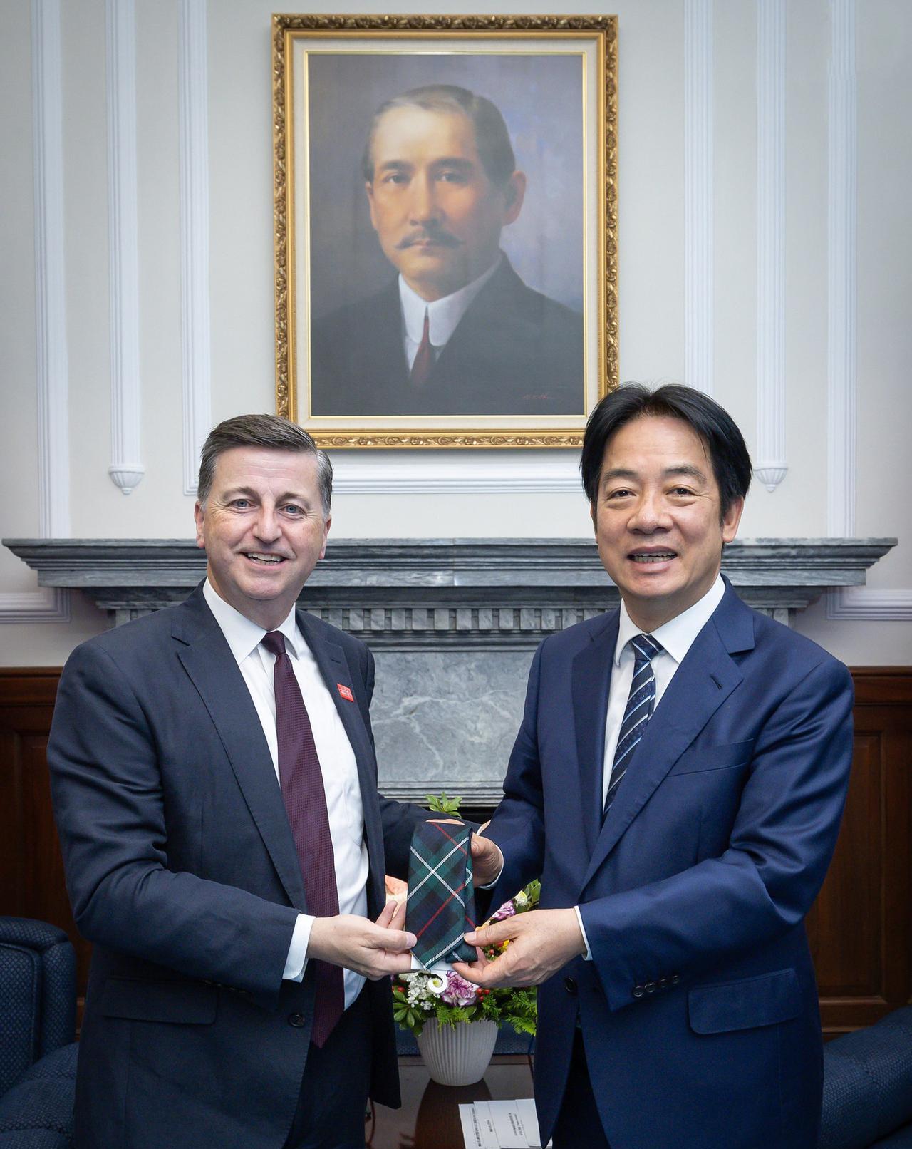 中国台湾省，此人近况照片：与英国人见面谈话。时间是6月30日上午。中国台湾省