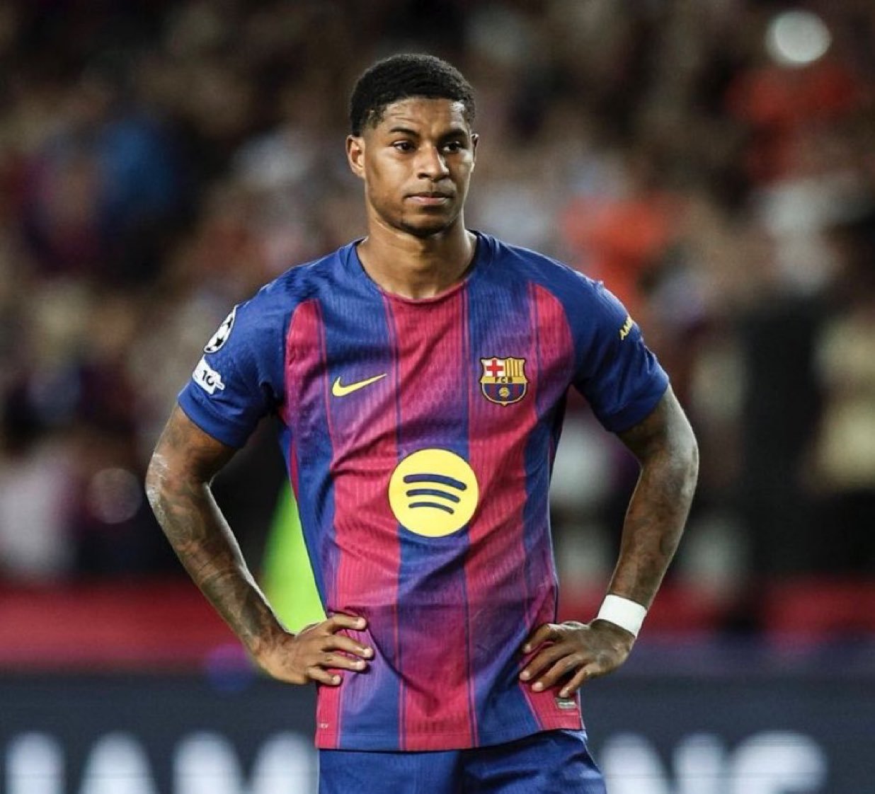 拉什福德下赛季归属依旧扑朔迷离。镜报报道，巴塞罗那向曼联提交了一份续租方案，想再