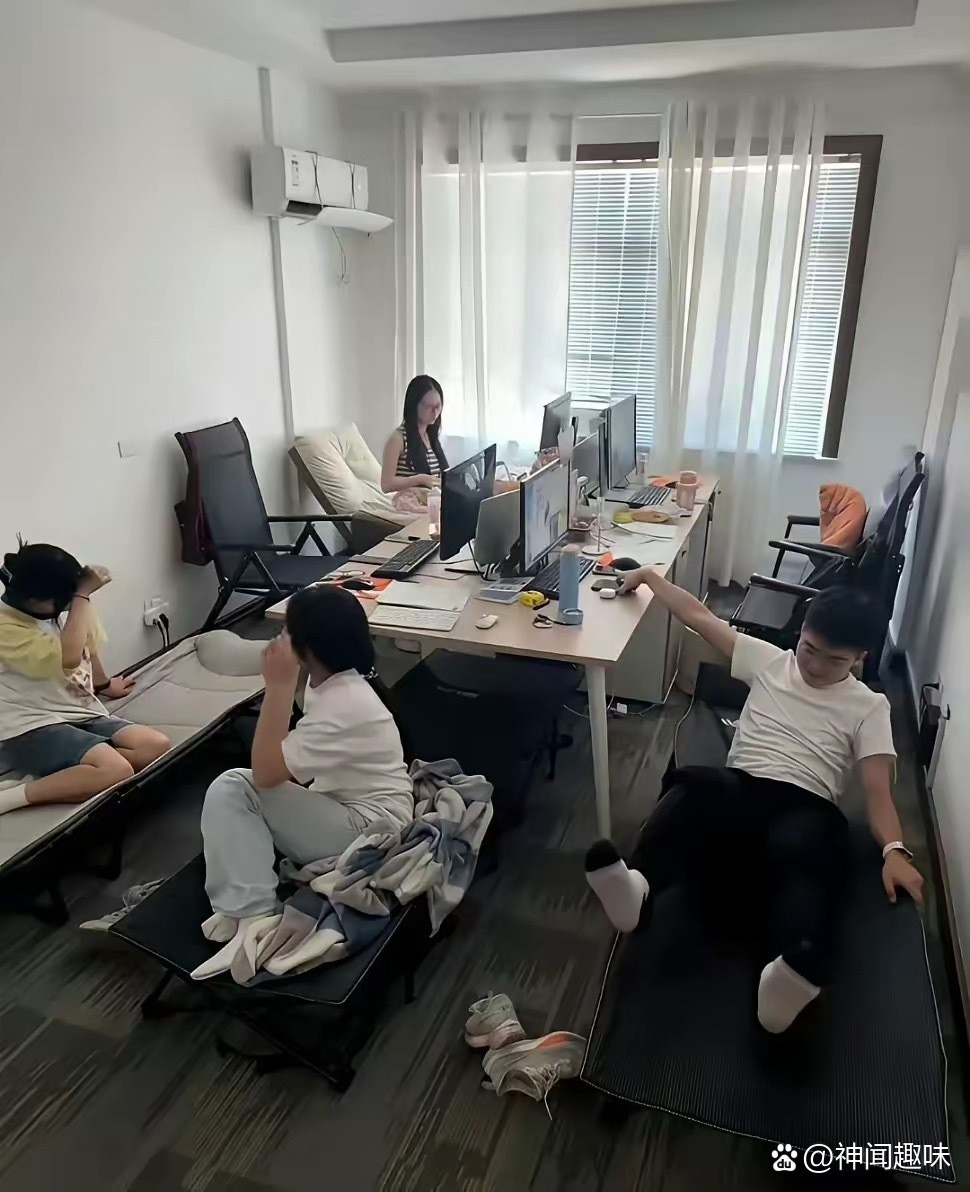 男女同一个办公桌午休，不尴尬吗？