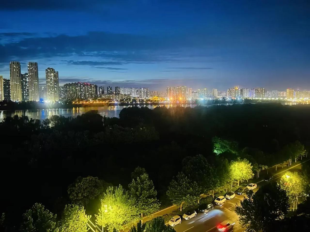三年的时光，要用三年来补。2025年，走在街头，四周终于又回到了从前。没人戴